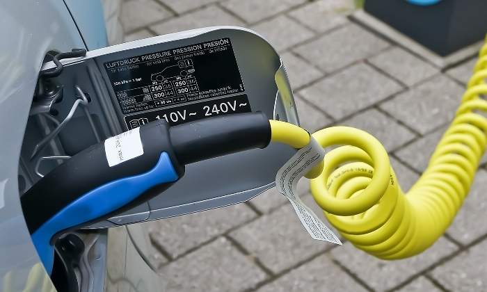 coche-electrico-enchufe-2.jpg