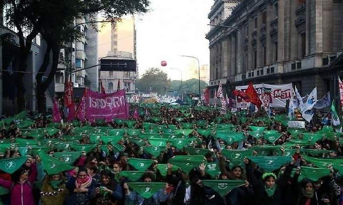 marcha-por-el-aborto-legal-en-Argentina.jpeg