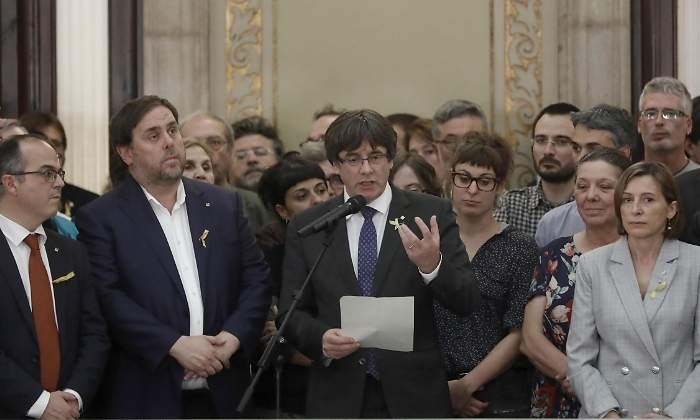 puigdemont-dui-escalinata-parlament-efe.jpg