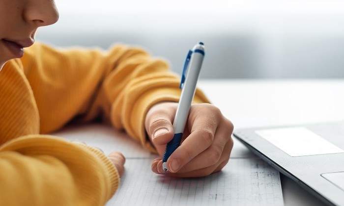 nino-haciendo-la-tarea-con-portatil.jpg
