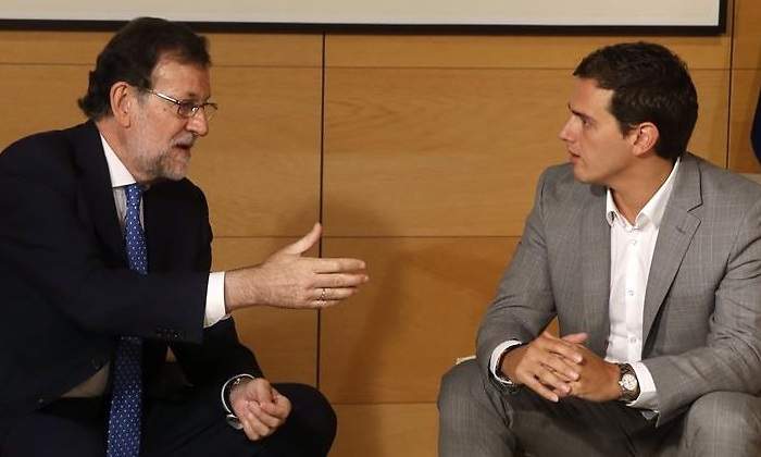 rajoy-saludo-rivera-12jul2016-efe.jpg