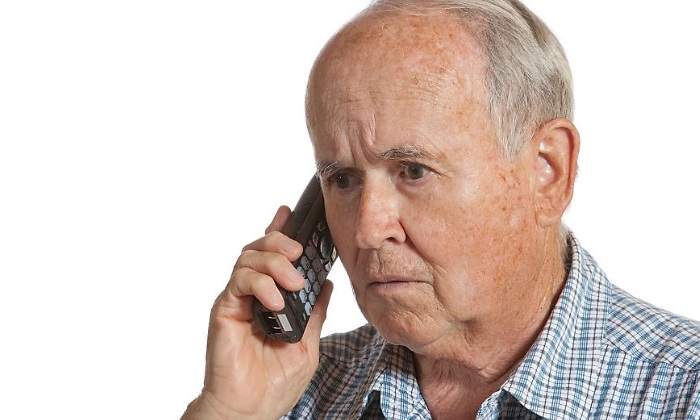pensionista-telefono-preocupado-getty.jpg