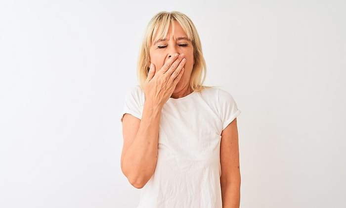 Mujer-rubia-bostezando-iStock.jpg