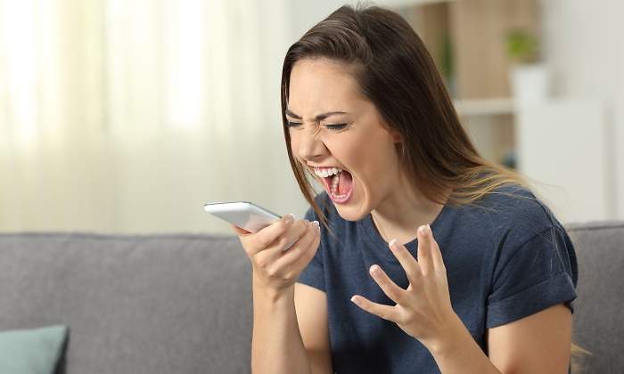 grito-telefono-istock.jpg