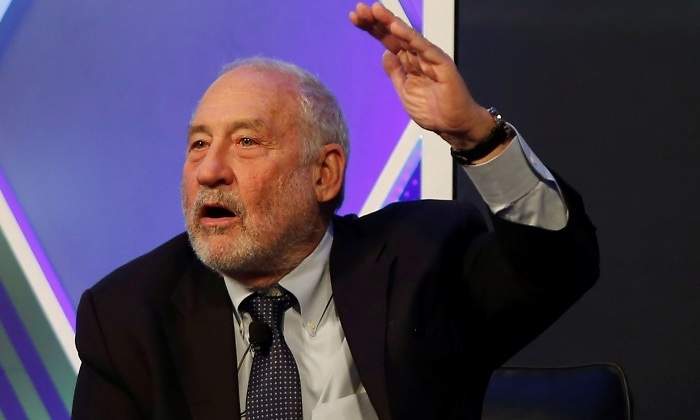 stiglitz-mano-alza.jpg
