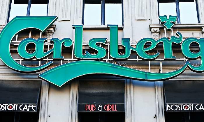 Carlsberg-770-neon-Reuters.jpg
