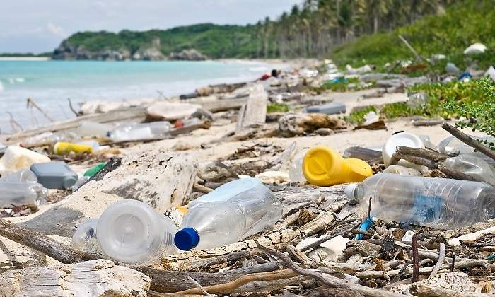 Playa-llena-de-residuos-plasticos-iStock.jpg