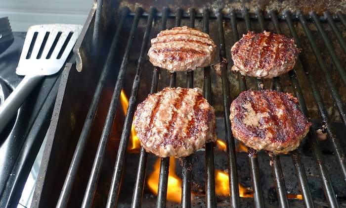 barbacoa-portatil-hamburguesa-dreamstime.jpg