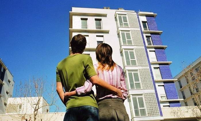vivienda-pareja-contempla.jpg