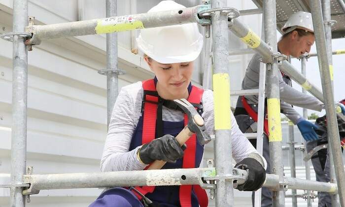 chica-trabajando-en-una-obra-como-aprendiz.jpg