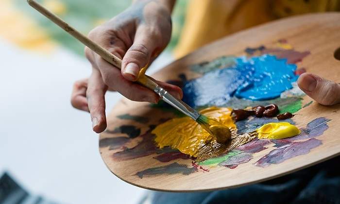 Un-persona-sosteniendo-una-paleta-de-pintura-iStock.jpg