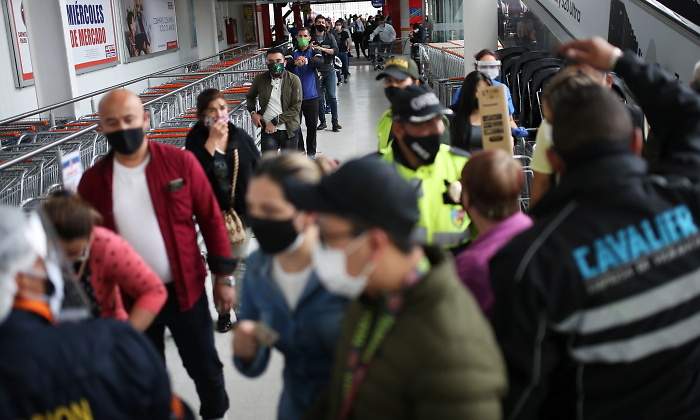 coronavirus-colombia-dia-sin-iva-aglomeraciones-reuters.jpg