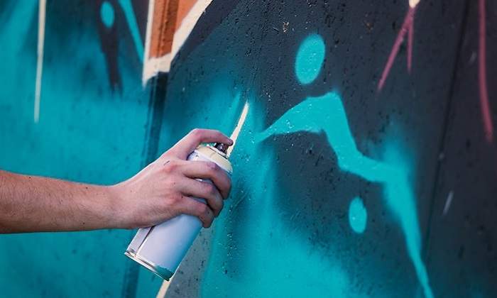 Persona-haciendo-un-graffiti-iStock.jpg