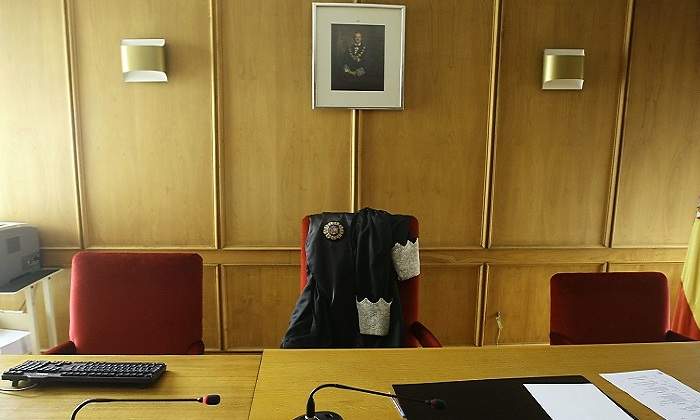 Juzgado-toga-en-la-silla-de-na-Sala.jpg