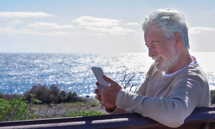 jubilado-telefono-movil-mar-dreamstime.jpg