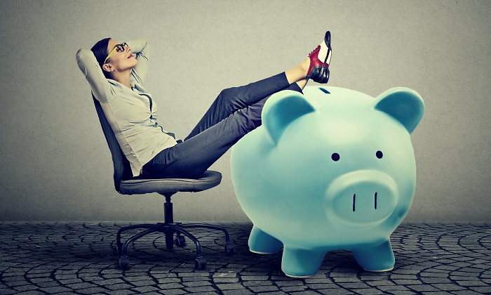 ahorro-hucha-cerdo-azul-chica-tranquila-dreamstime.jpg
