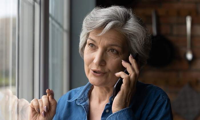 mujer-pensionista-telefono-dreamstime.jpg