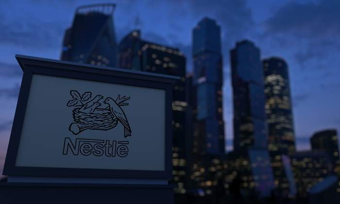 nestle-logo-ciudad-oscuro-dreamstime.jpg