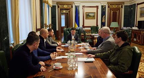 Presidente Volodímir Zelenski anunció que entra en vigor la ley marcial en Ucrania a partir de este #24F NOTIGUARO Qué es la ley marcial que Ucrania ha declarado en su guerra con Rusia y cómo afecta a los derechos humanos