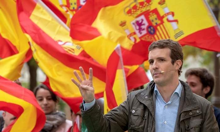 casado-banderas-espana-efe.jpg