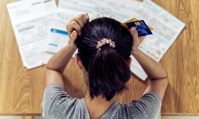 mujer-tarjeta-ahorrar-dreamstime.jpg