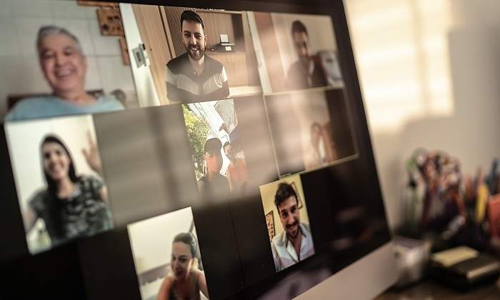 Un-grupo-de-personas-reunidas-a-traves-de-una-videollamada-iStock.jpg