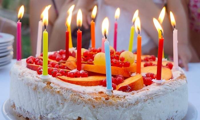 Comer-tarta-de-cumpleanos.jpg