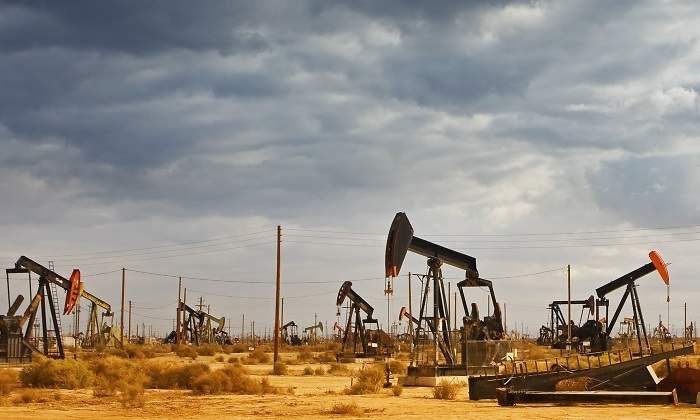 petroleo-bombas-nublado.jpg