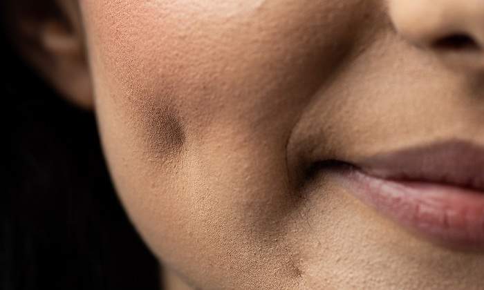 Mujer-maquillada-con-un-hoyelo-en-su-mejilla-iStock.jpg