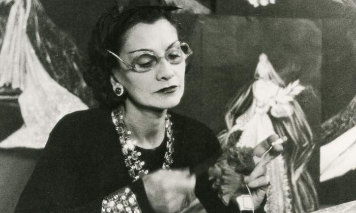 coco-chanel-cosiendo.jpg