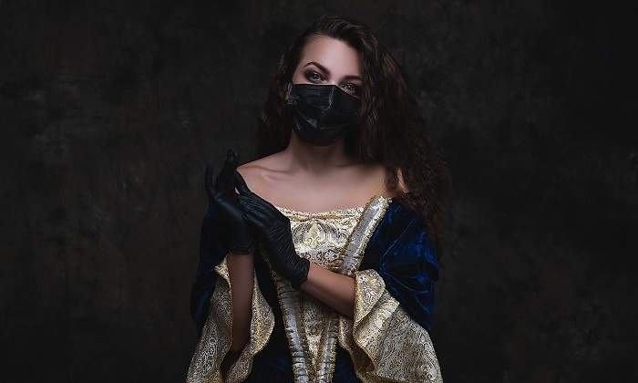 Una-mujer-con-mascarilla-con-ropa-de-la-epoca-renacentista-iStock.jpg