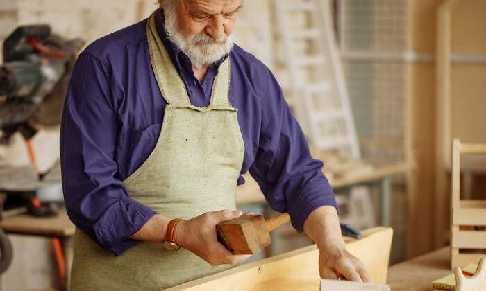 trabajador-mayor-dreamstime.jpg