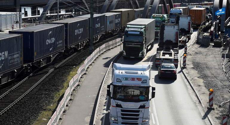 Camiones y trenes transportan la mercancía que llega al puerto de Hamburgo