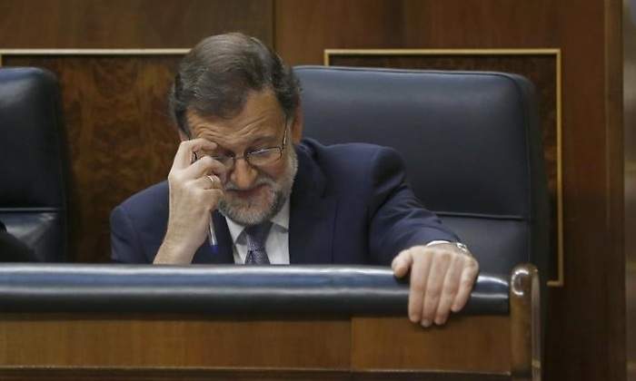 rajoy-mira-abajo-congreso-efe.jpg