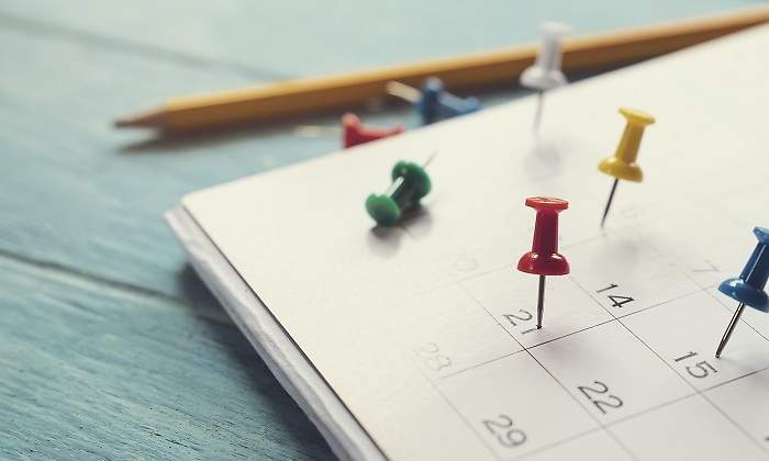 Calendario-con-chinchetas-clavadas-en-dias-iStock.jpg