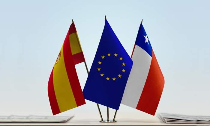 Banderas de Espaa la Unin Europea y Chile