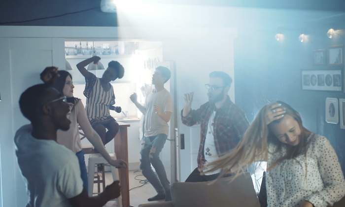 Estudiantes bailan y celebran una fiesta en casa