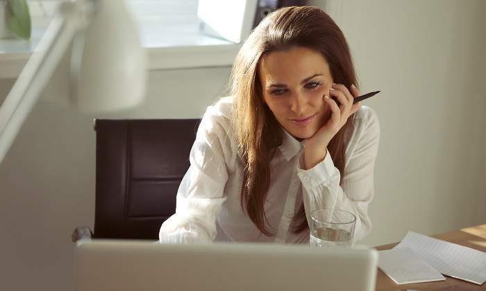 trabajadora-consulta-ordenador-dreamstime.jpg