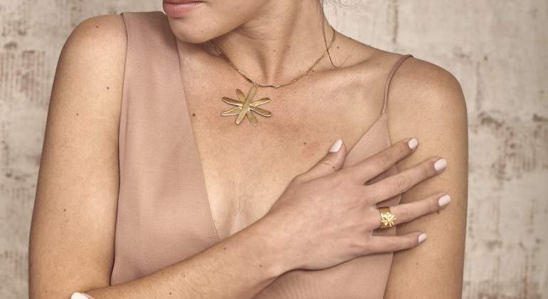 Cuello pronunciado.