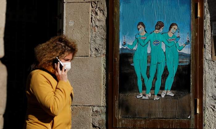 vacuna-coronavirus-pintura-farmaceuticas-barcelona-reuters.jpg
