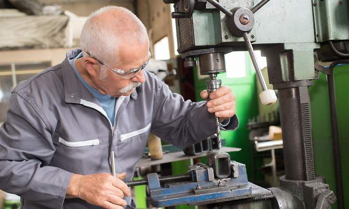 trabajador-mayor-maquina-fabrica-dreamstime.jpg