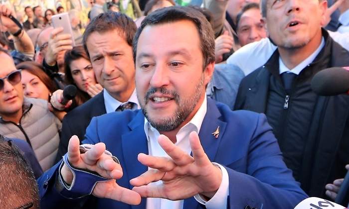 salvini-multitud-manos-reuters.jpg