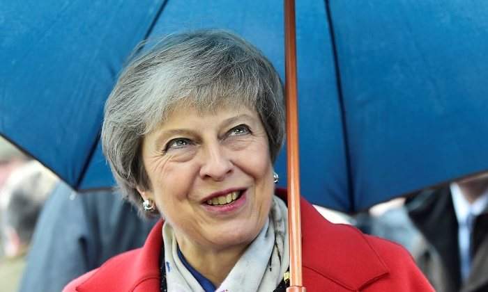 may-theresa-paraguas-reuters.jpg