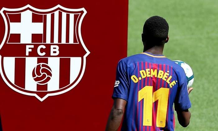 Dembele-escudo-Barcelona-presentacion-2017-reuters.jpg