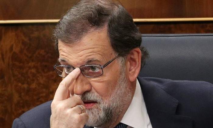 rajoy-gesto-gafas-comparecencia-11octubre-reuters.jpg