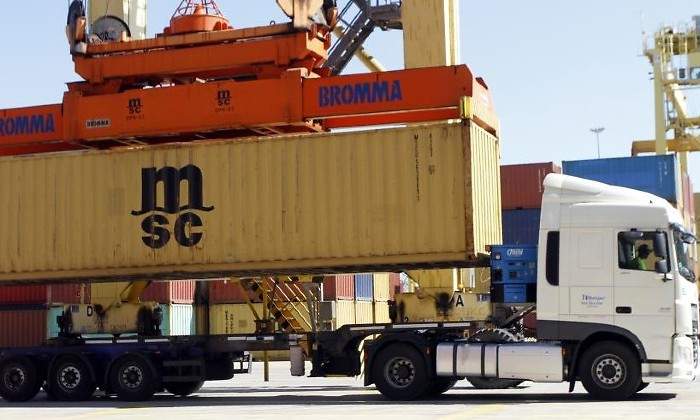 Carga de un contenedor en un camin en el Puerto de Valencia GUILLERMO LUCAS
