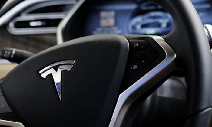 tesla-volante-autopilot-bloomberg.jpg