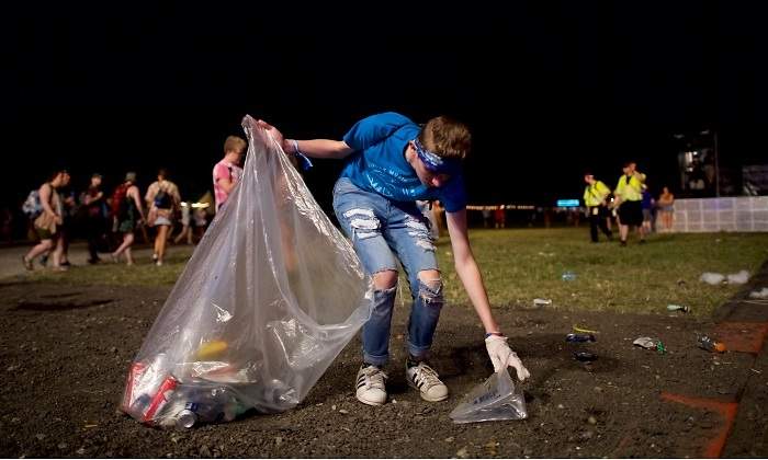 festival-chico-recogiendo-basura-reuters.jpg