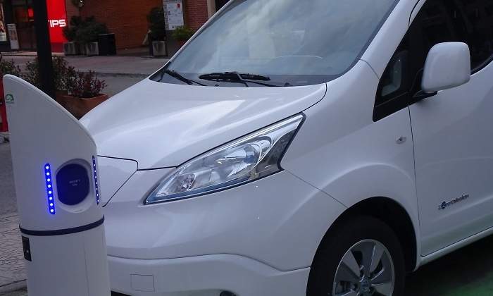 coche-electrico-cargando-calle.jpg