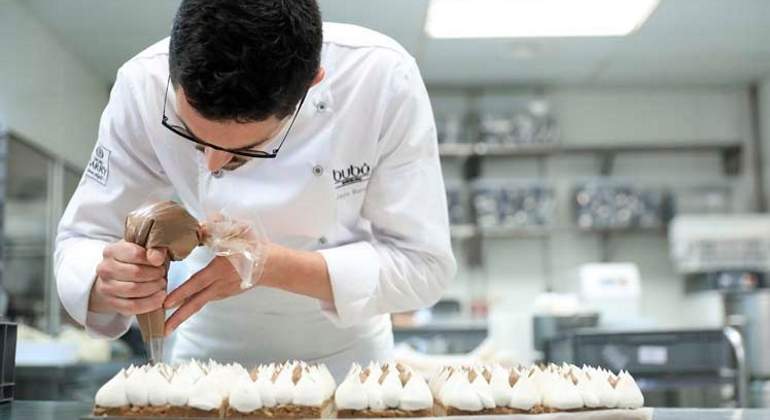 Jairo Borox trabajando en la pastelería.